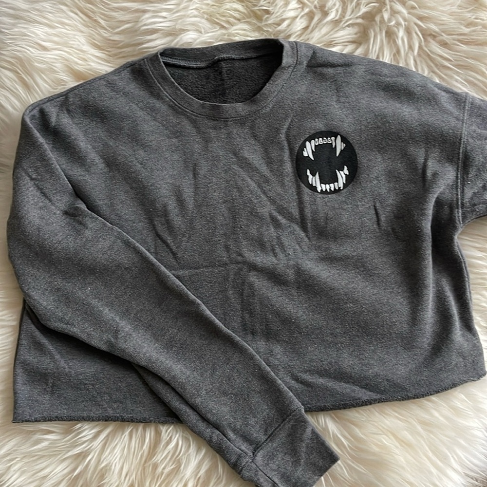 Fleo Gray Fangs Cropped Sweatshirt